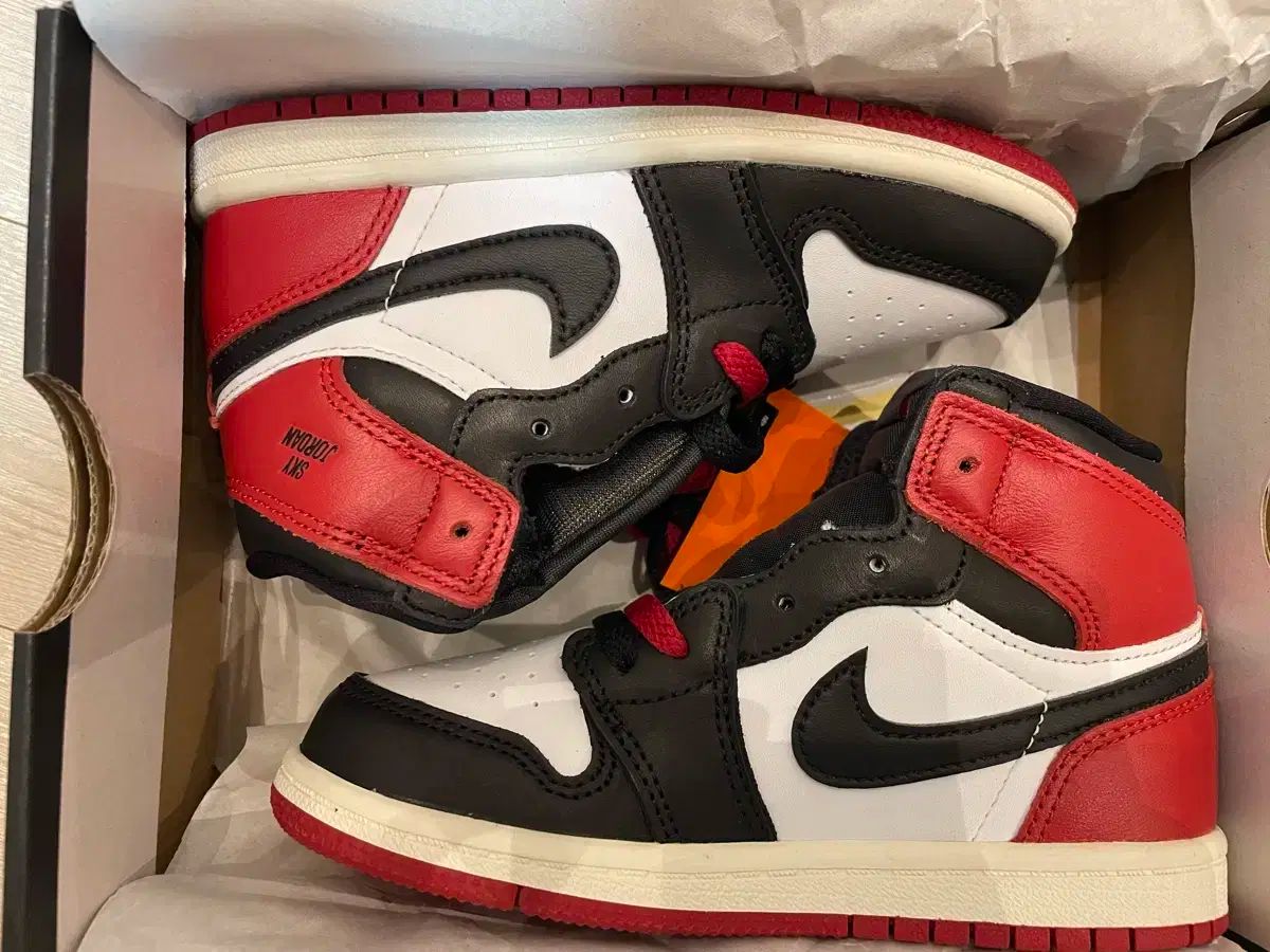 160 TD ジョーダン 1 レトロ ハイ OG ブラックトゥー