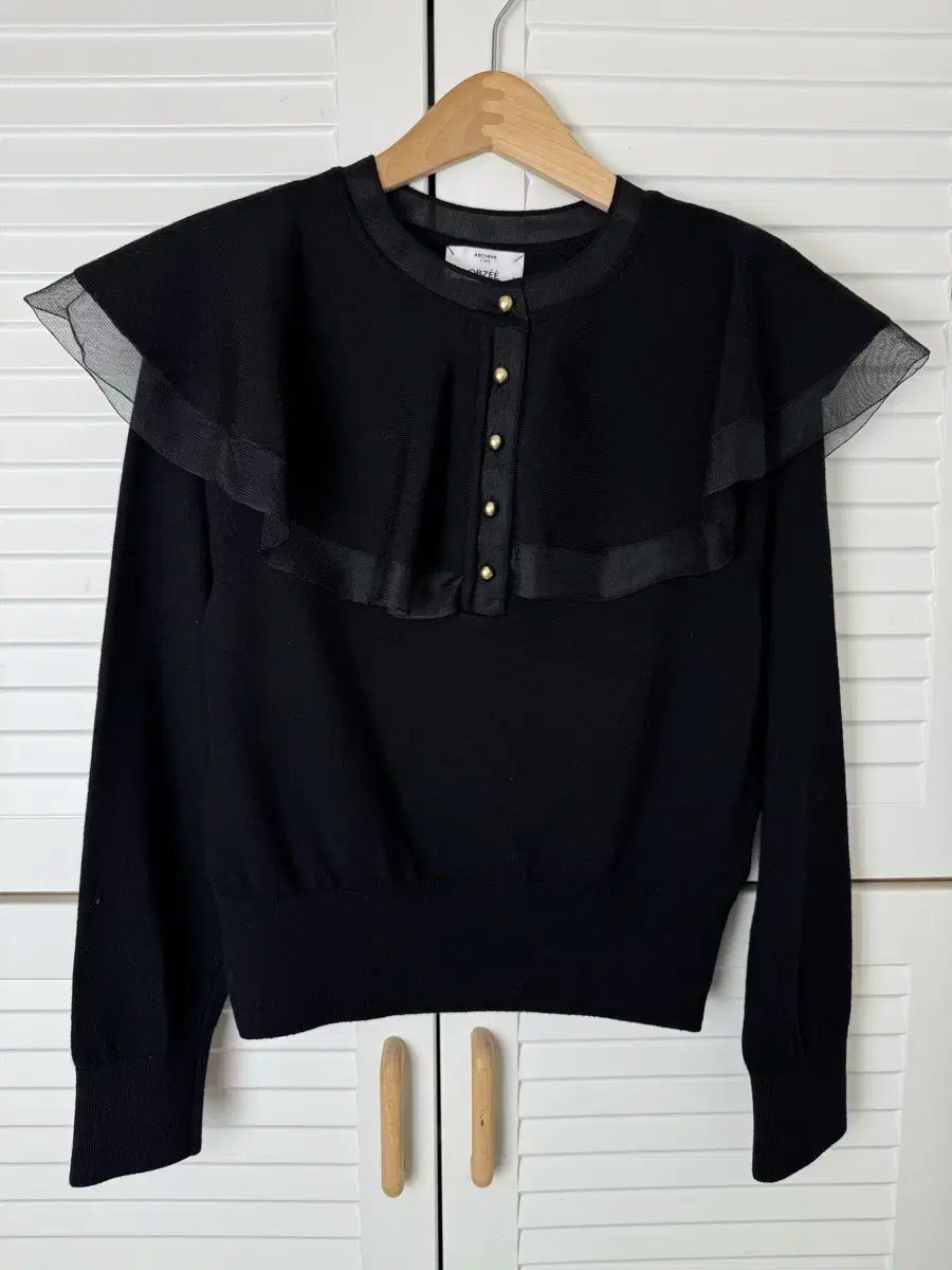 The HANDSOME OBZEE ブラック ニット フリル ブラウス トップス 23fw