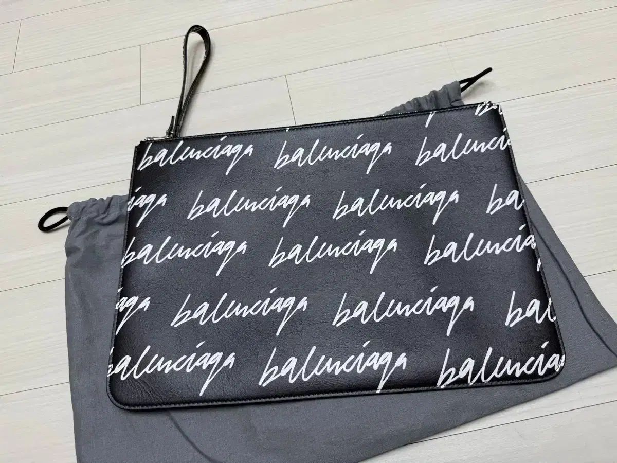 バレンシアガ カシミア ポーチバッグ ラージ ブラック クラッチバッグ