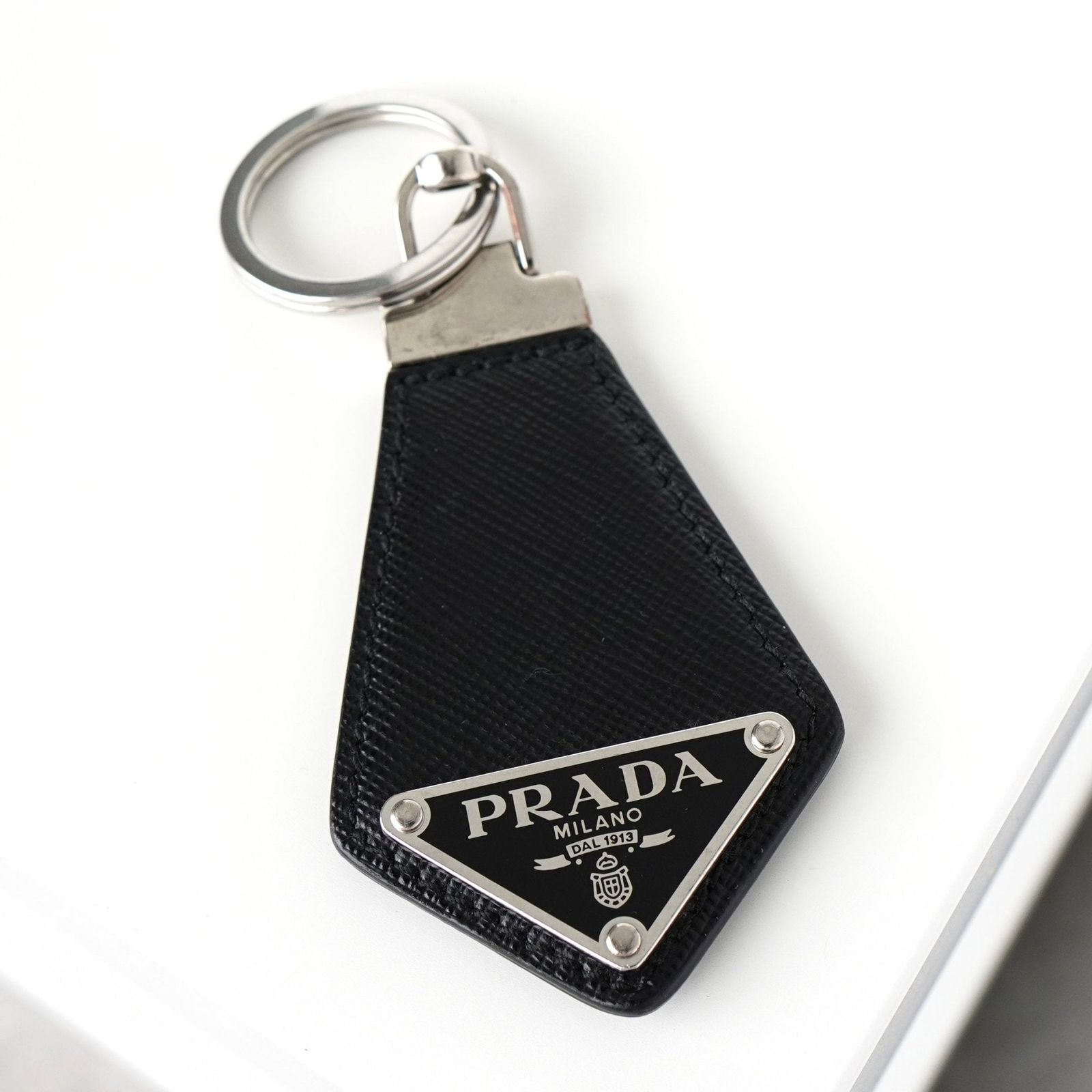 BlackFriday 割引３０％オフ プラダ トライアングルロゴ サフィアーノ レザー キーホルダー チャーム ブラック