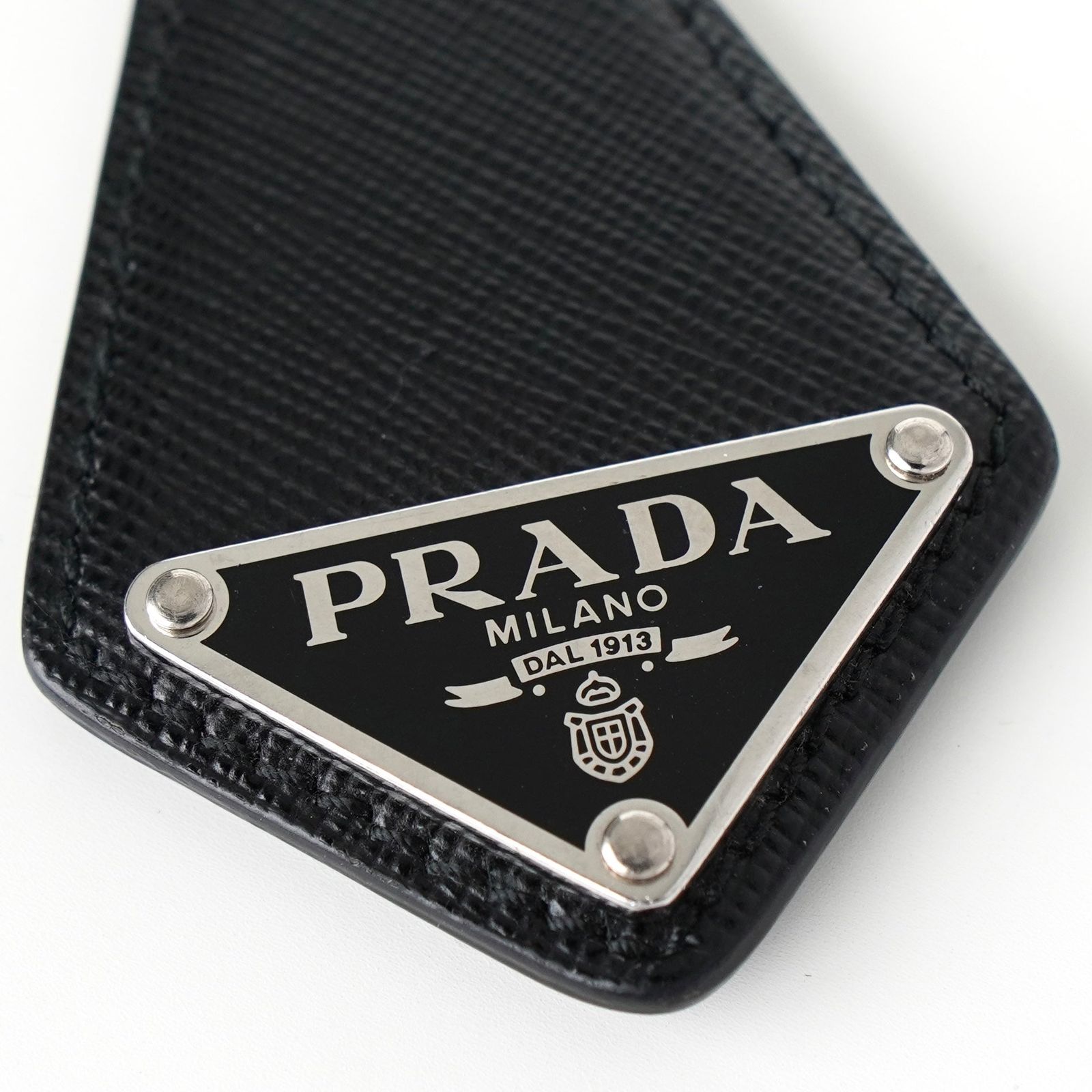 BlackFriday 割引３０％オフ プラダ トライアングルロゴ サフィアーノ レザー キーホルダー チャーム ブラック