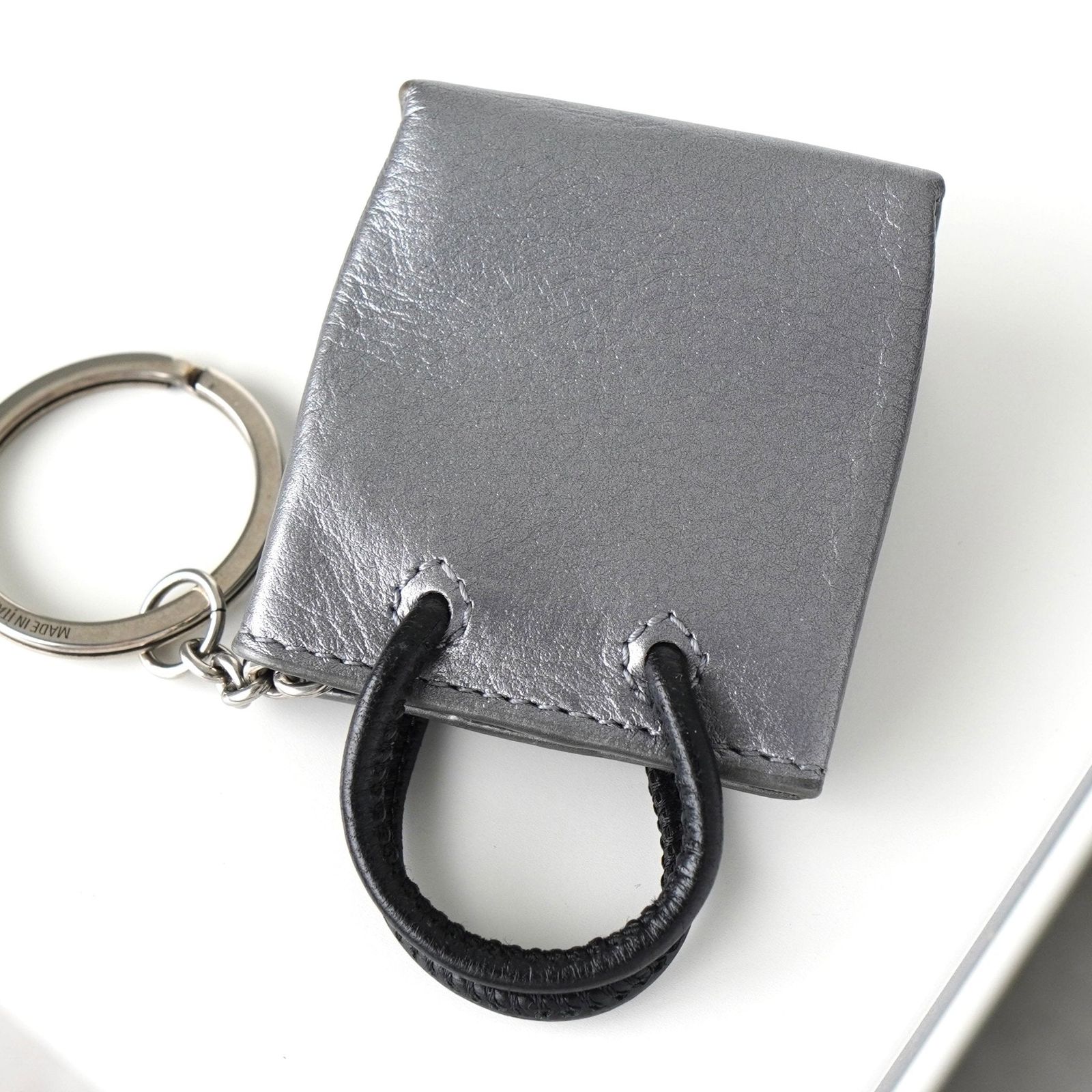 新作 バレンシアガ レザーキーホルダー グレー バレンシアガ バッグ モチーフ ロゴ レザー キーチェーン チャーム