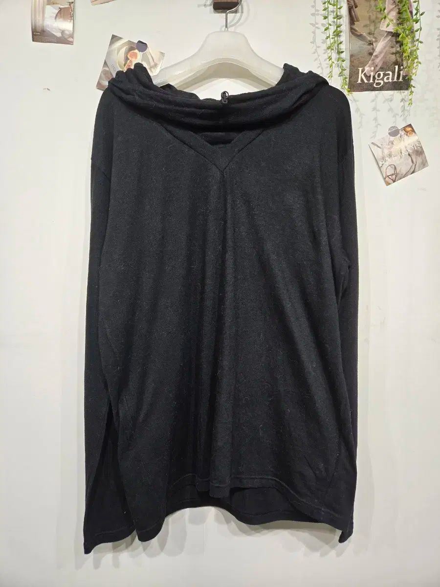 ブラック Vネック