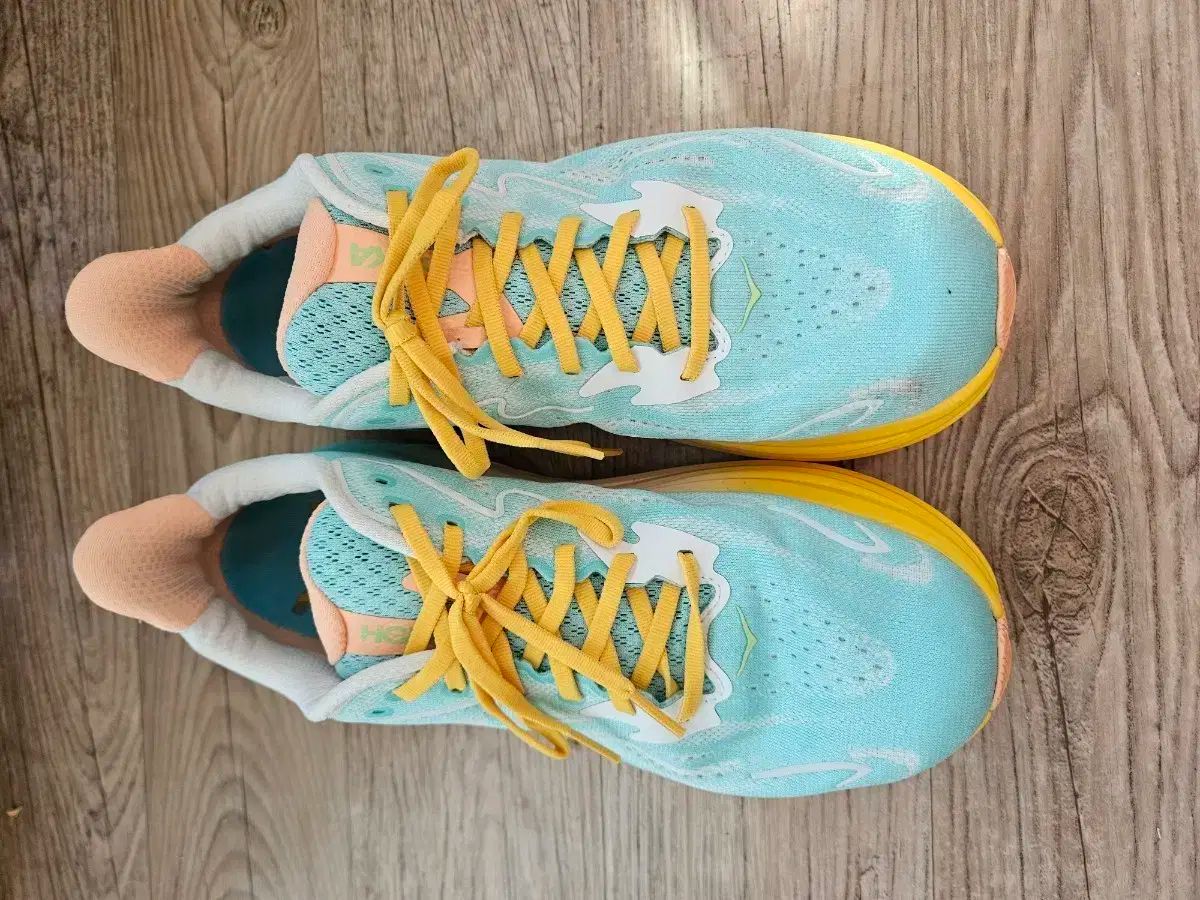 ホカONEONEクリフトン10ランニングシューズミント 黄色 275サイズ