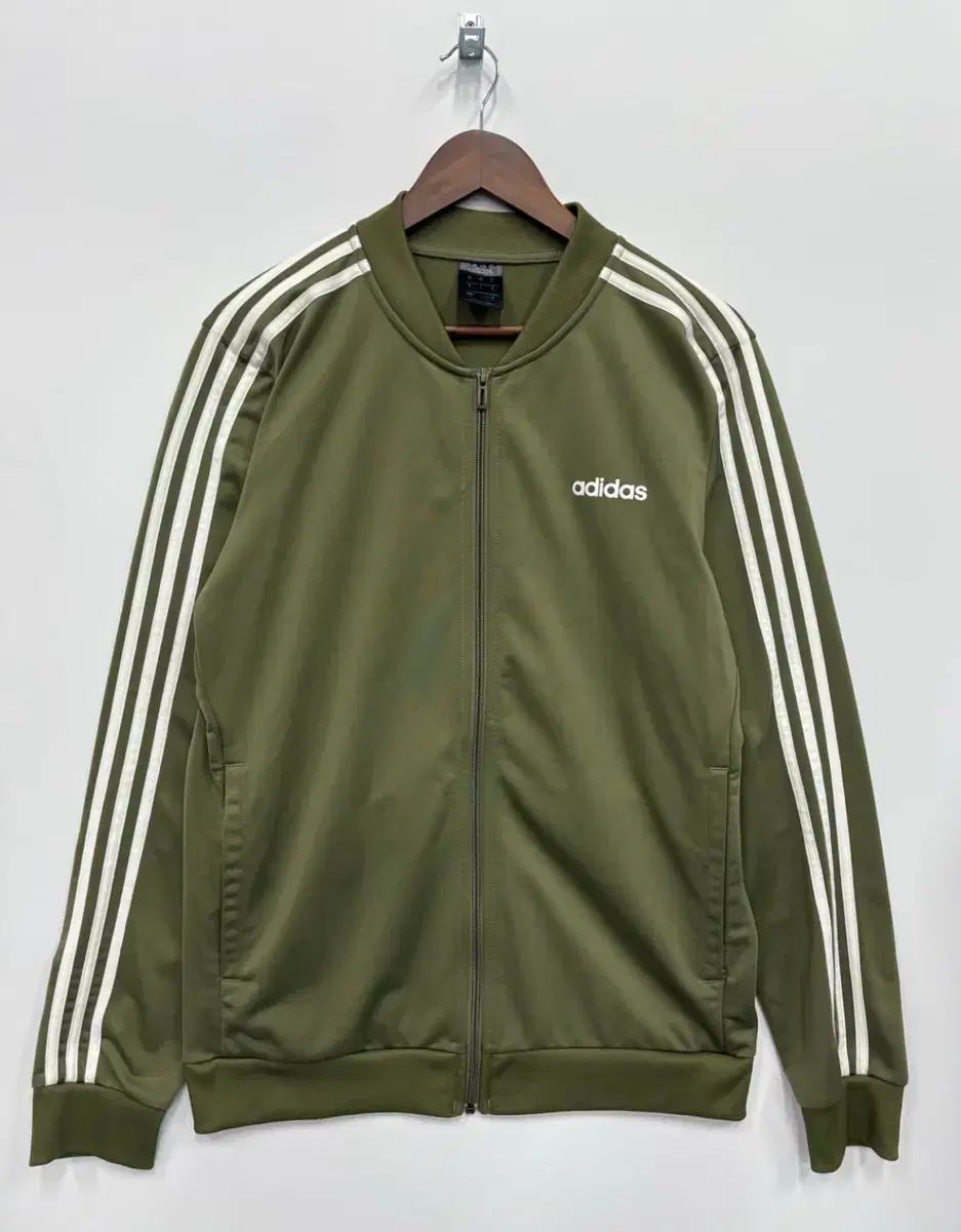 アディダス カーキ ジャージ 必須アイテム