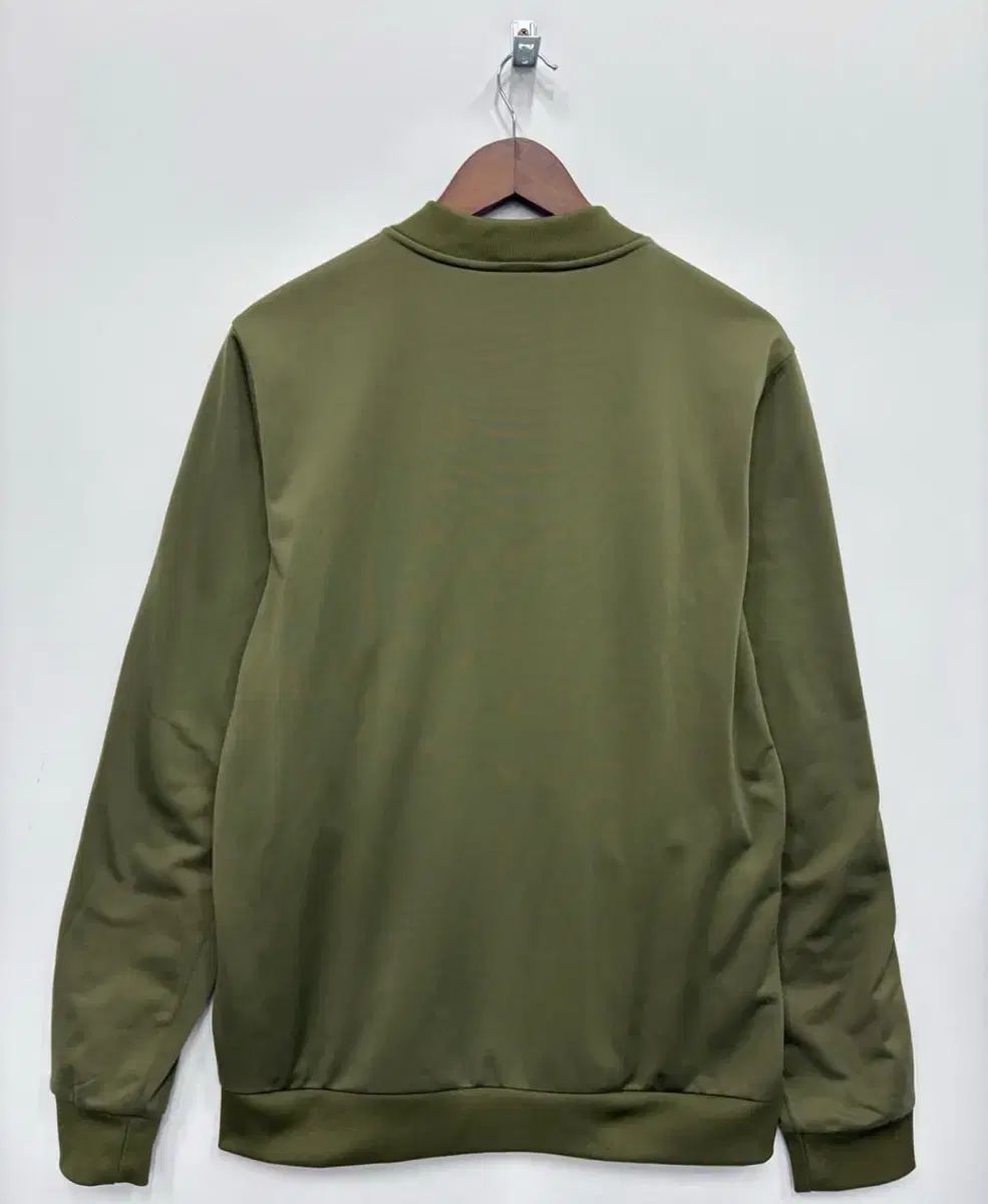 アディダス カーキ ジャージ 必須アイテム