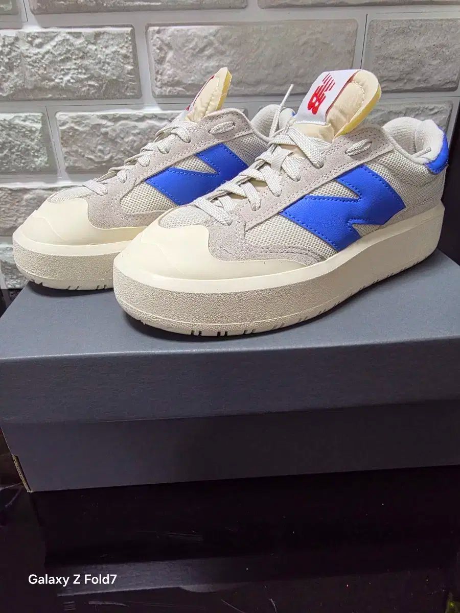 ニューバランス ct302rg 240mm