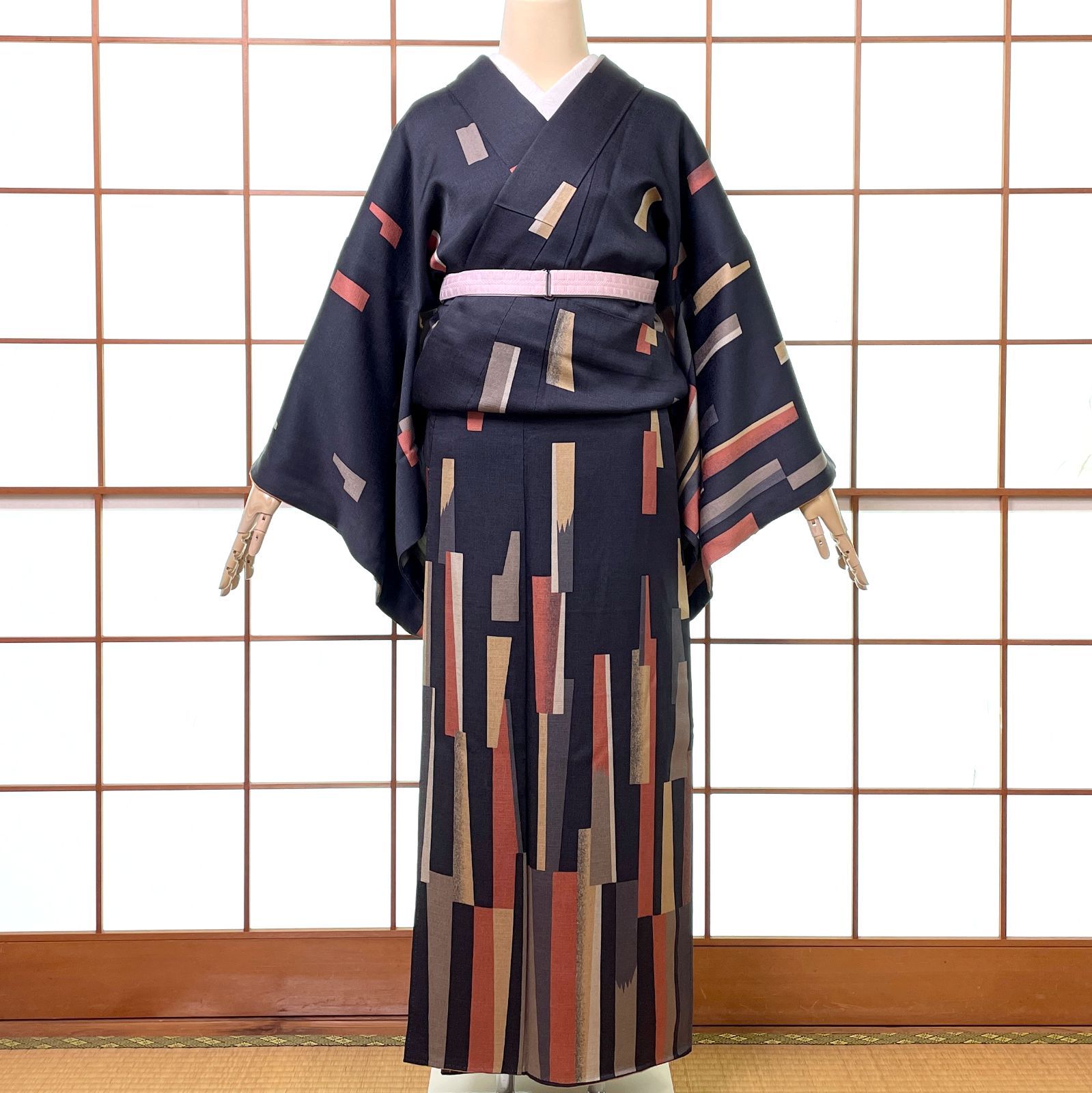 付下げ着物 コシノヒロコ HIROKO KOSHINO 袷 正絹 モダン 短冊 墨黒 着物 kimonolove 作家物 リユース品 オゾン消臭サービス A-2547 訪問着 付け下げ 着物