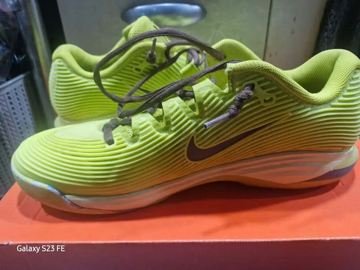 テニスシューズ