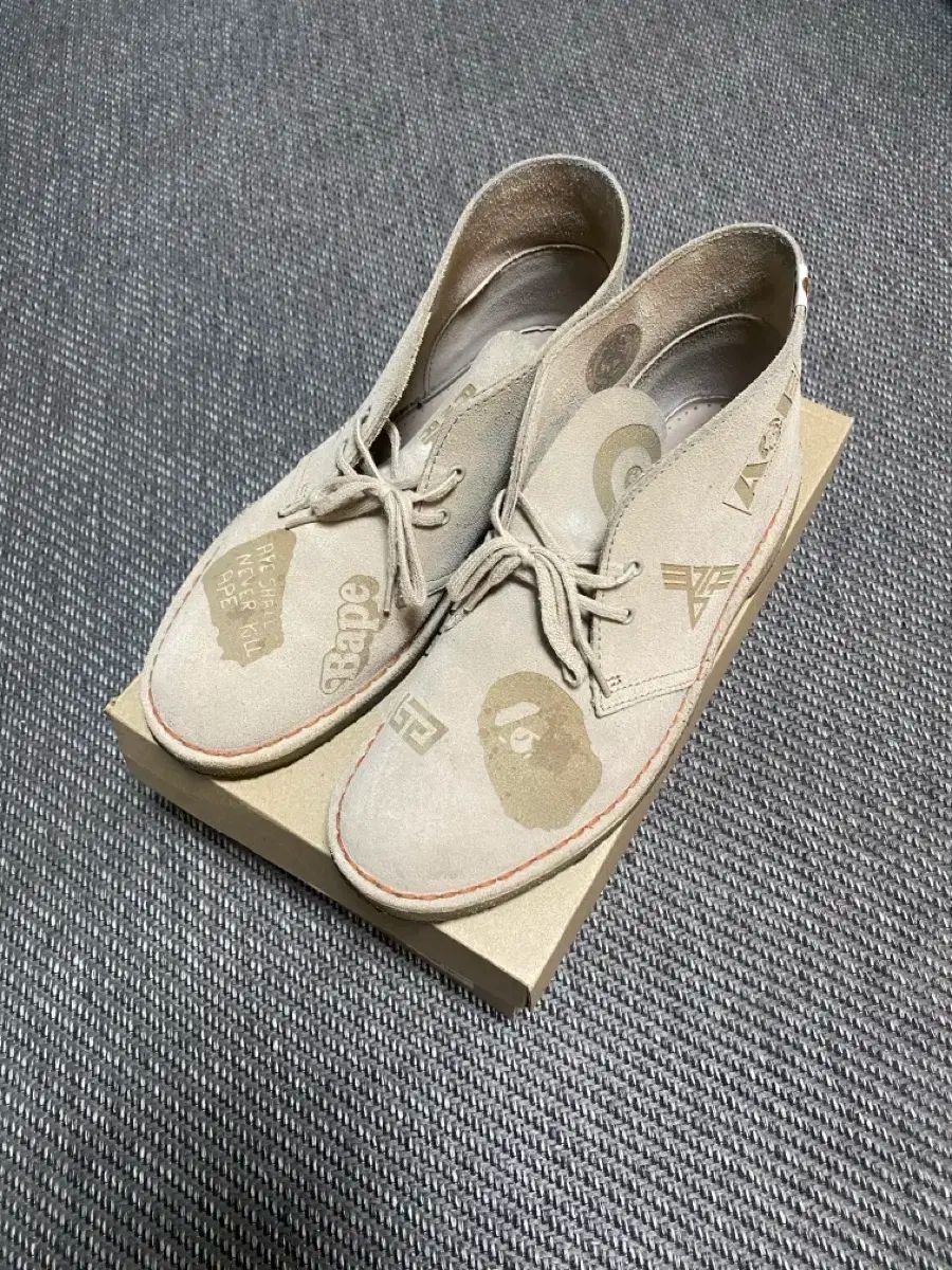 A BATHING APE Clarks デザート ブーツ エンボス加工 グレー 260 UK7