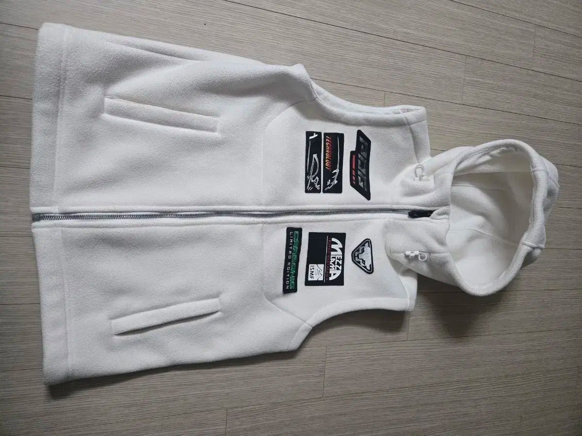 ディナフィット フリース ベスト 白 パッチ