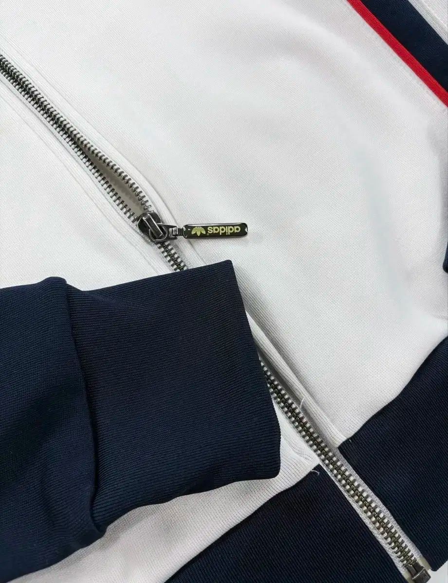 アディダス 白 バイ ジャージ