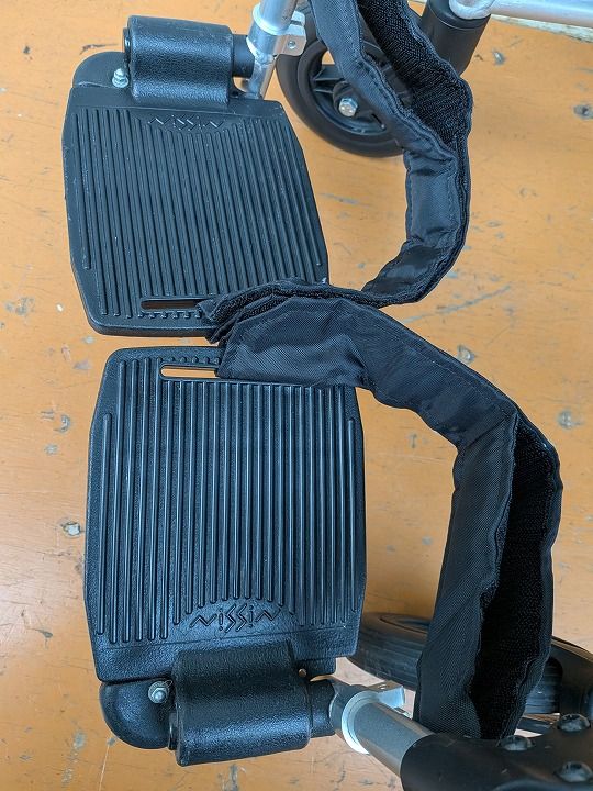 一部地域を除く エアタイヤ 日進医療器 介助式 車椅子 ウルトラ NAH-U2W KM-25-1110-10