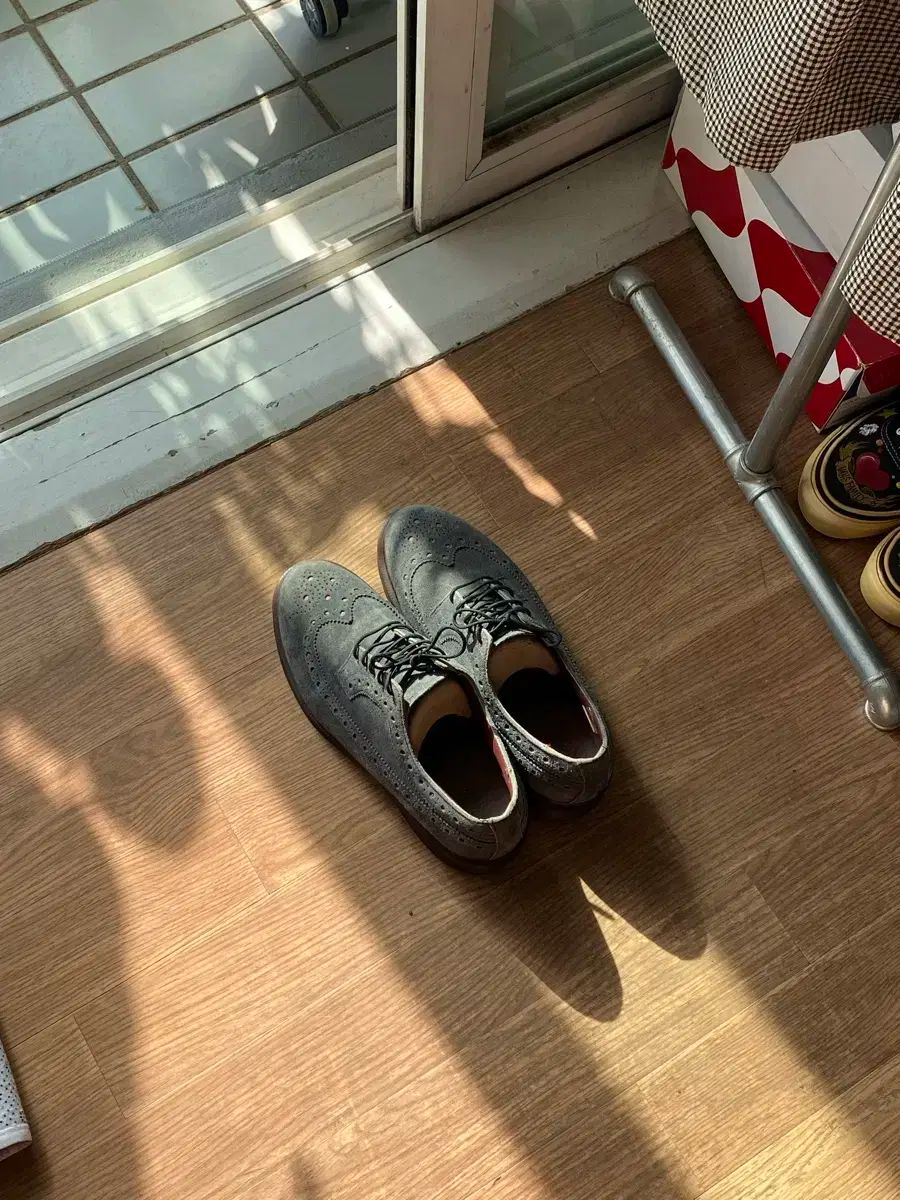 DR. MARTENS ドクターマーチン グレー スウェード ウイングチップ