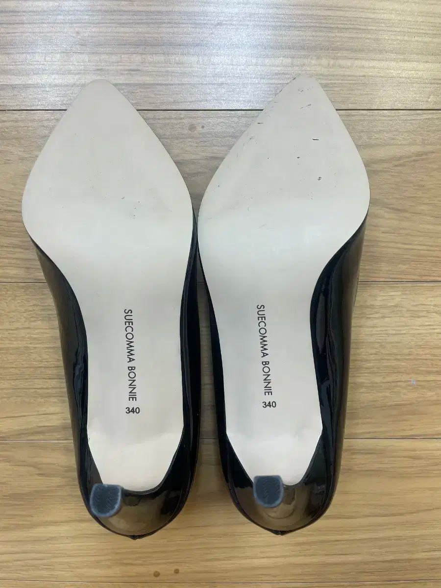  BONNIE シューコンマボニー エナメル ブラック ヒール です サイズは 220 mm エレガントなデザイン スニーカー 靴