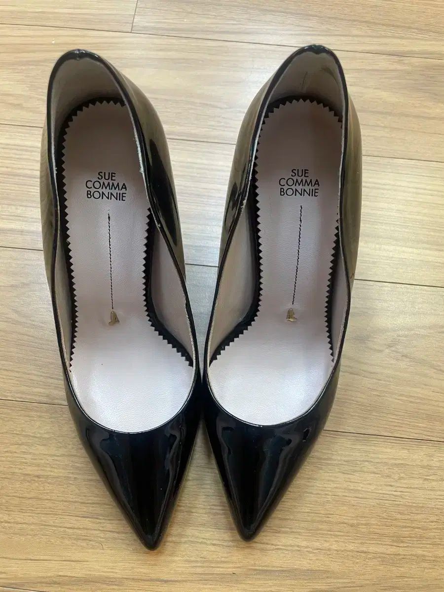 BONNIE シューコンマボニー エナメル ブラック ヒール です サイズは 220 mm エレガントなデザイン