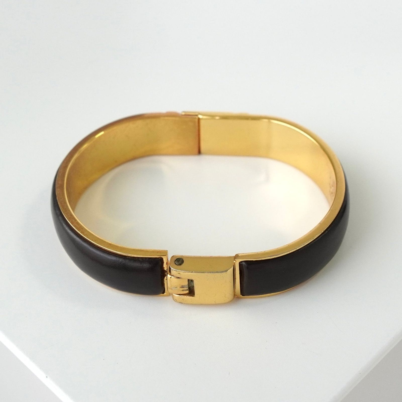 ロエベ アナグラム レザー GP ゴールド バングル ブレスレット - メルカリ