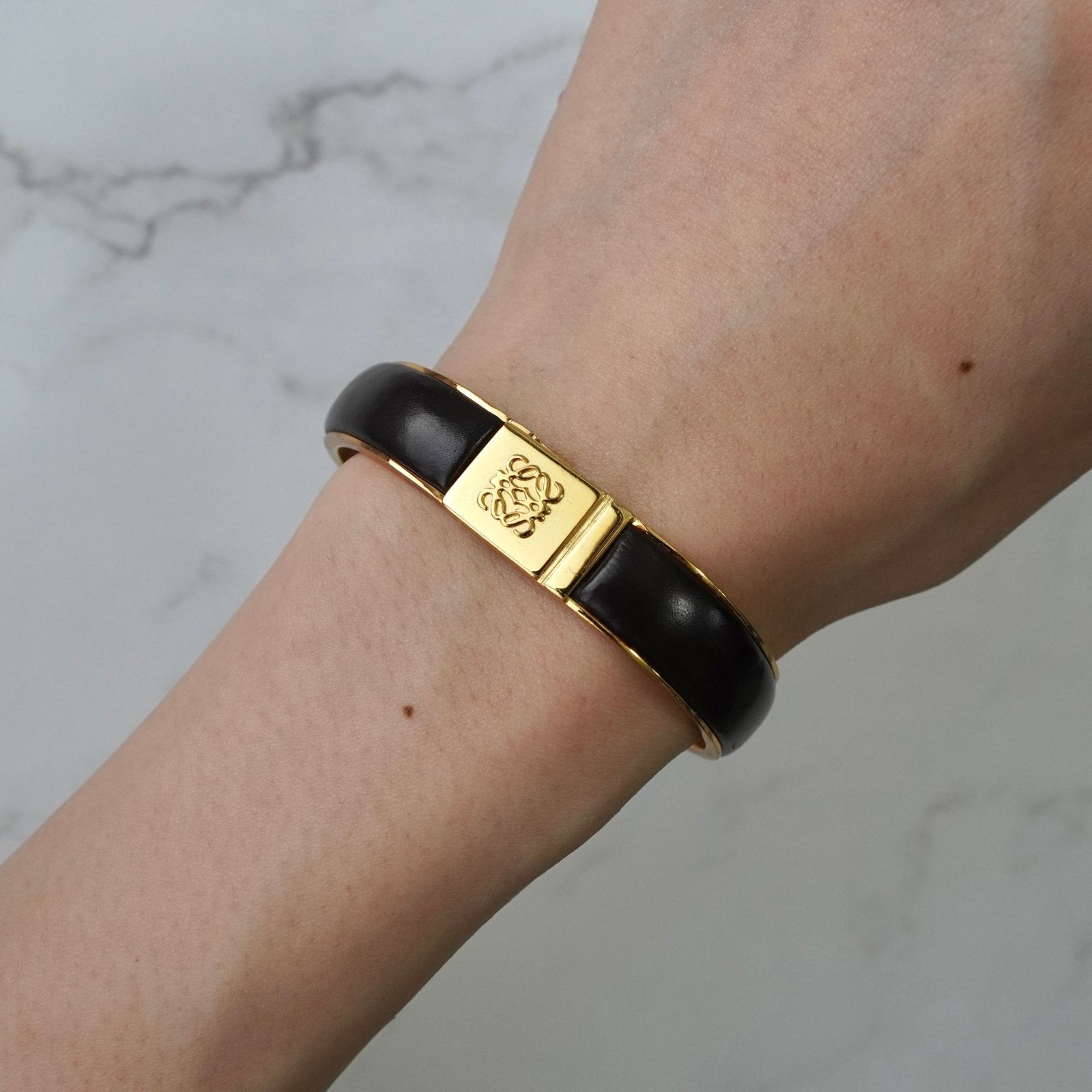 ロエベ アナグラム レザー GP ゴールド バングル ブレスレット - メルカリ