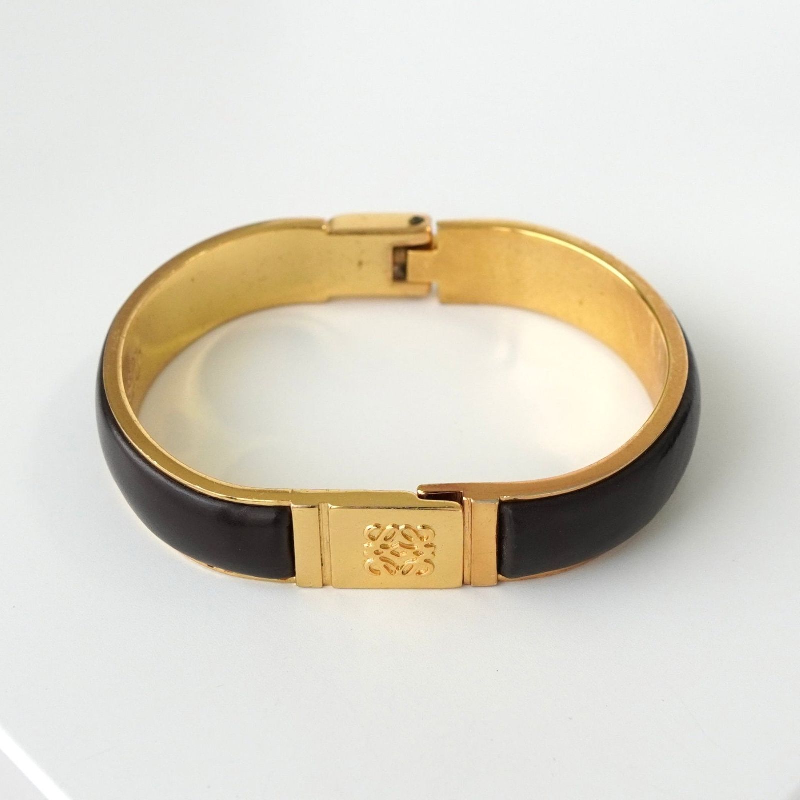 ロエベ アナグラム レザー GP ゴールド バングル ブレスレット - メルカリ