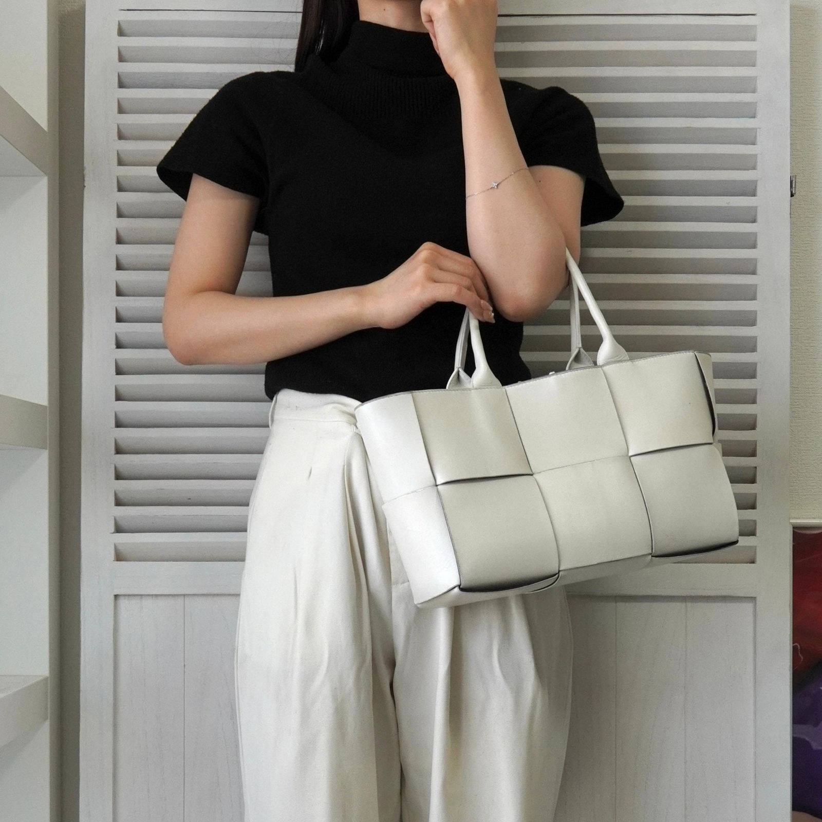 ボッテガヴェネタ マルコポーロ トートバッグ イントレチャート ホワイト マキシ イントレチャート トート で ミスト | ボッテガ・ヴェネタ JP