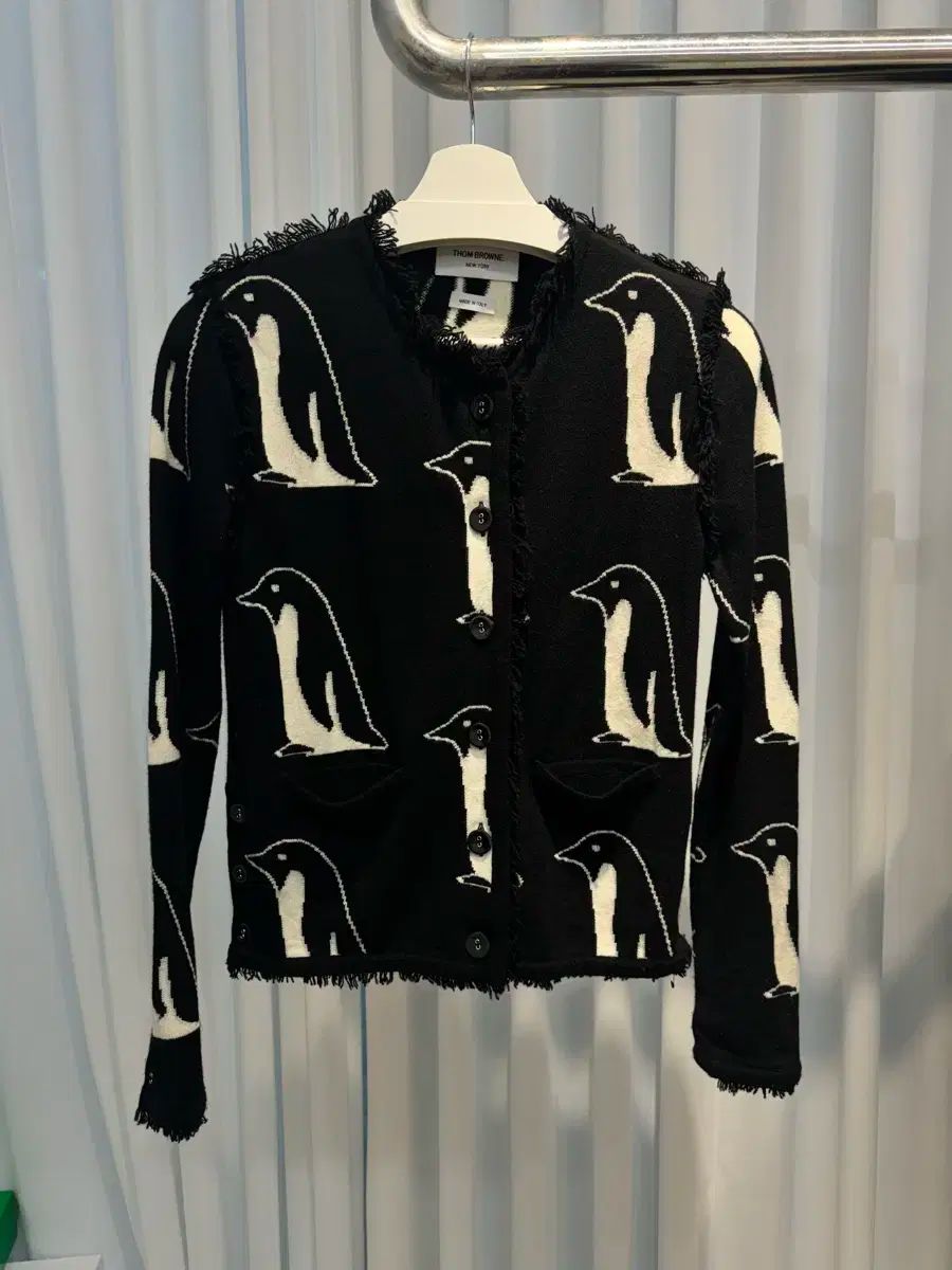 トムブラウン ブラック アンド 白 ペンギン インタルシア ツイード カーディガン
