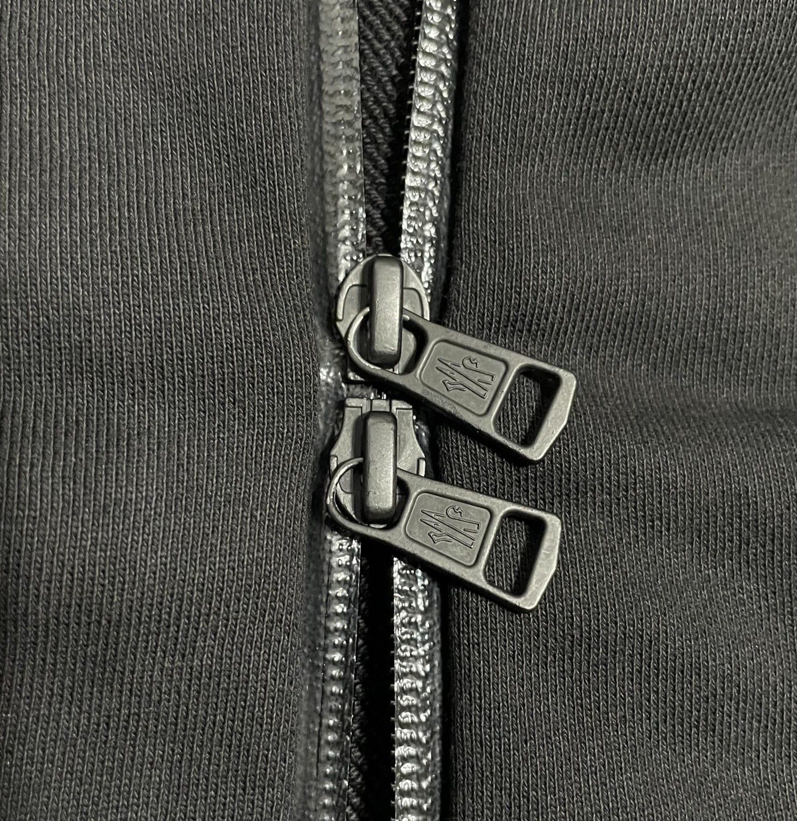 ［新品同様］モンクレール　パーカー　シリコンワッペン　ブラック　L MONCLER/L/ブラック /ジップアップパーカー /型番 H20938G00034V8183