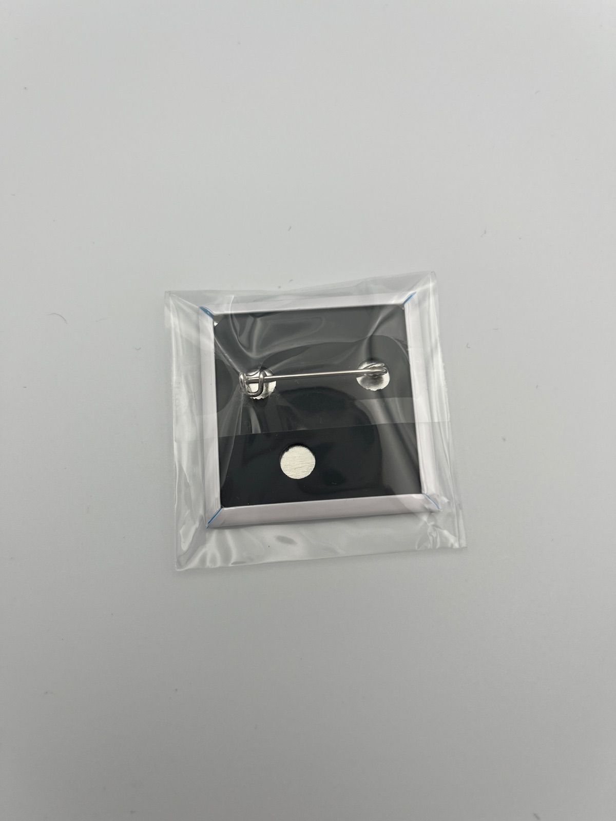 ジャンプSQ 当選品 100名限定 サイン色紙角缶バッジ 戦奏教室 - メルカリ