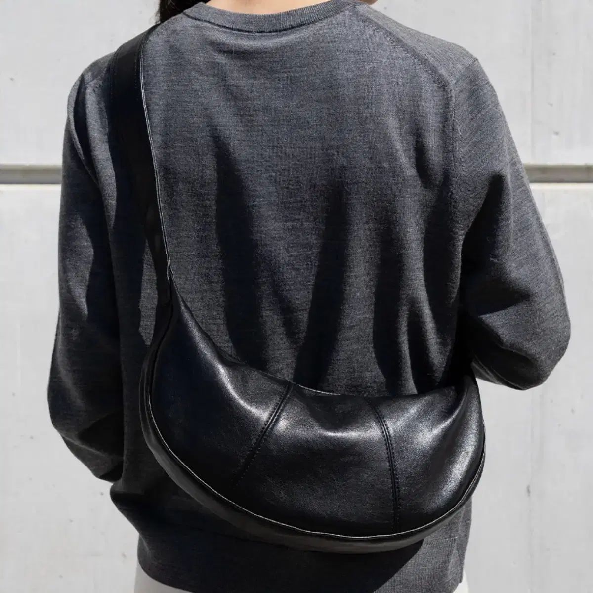 マッドゴート スプリット ハーフムーン メッセンジャーバッグ ブラック スモール