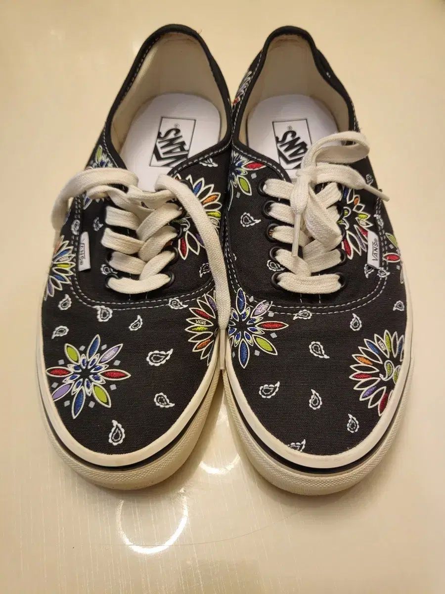 ヴァンズ アセンティック フラワー ベイズリー