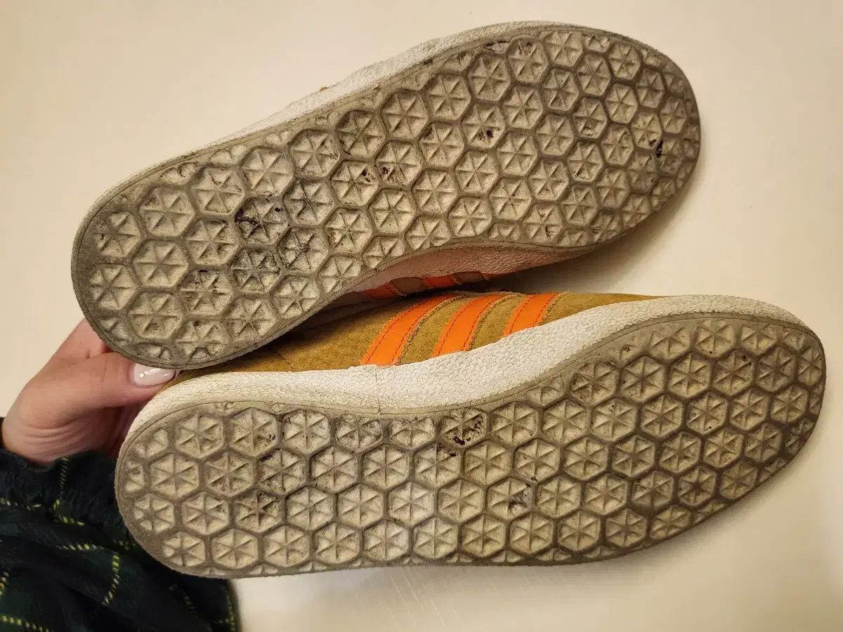 オレンジ スニーカー