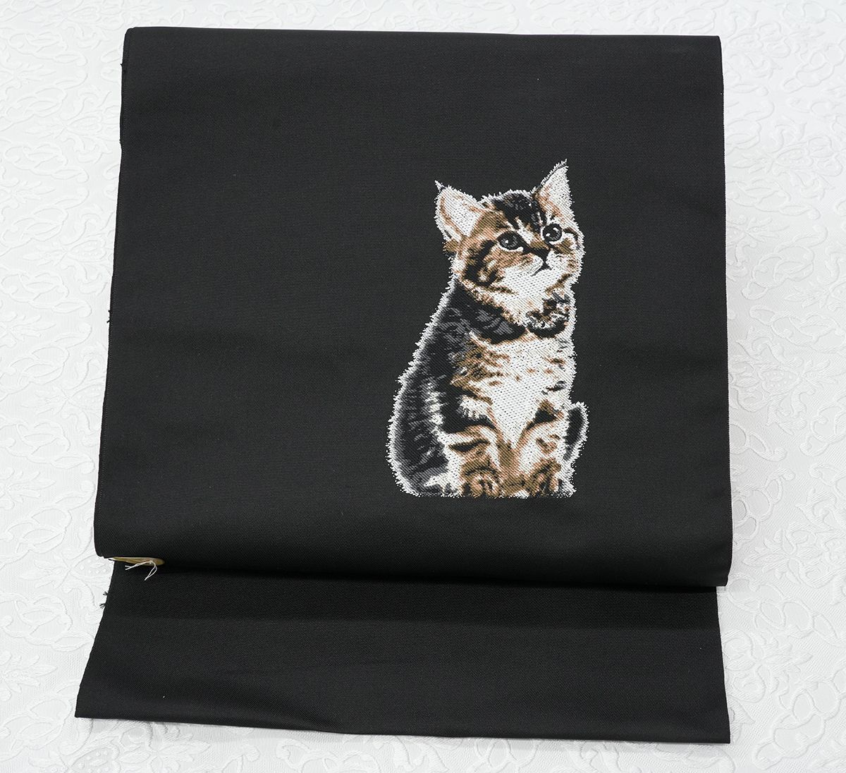 未使用】西陣織 名古屋帯 ブラック ネコと小花柄 仕立済 新品未仕立 西陣織 九寸 名古屋帯 黒地 リアル猫 黒地 仕立代込み