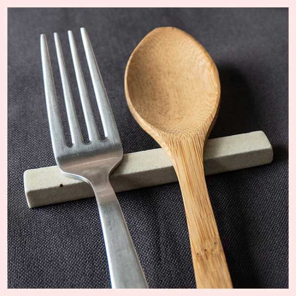 10個セット TEIBAN WARE ナイフレスト 生成り 信楽焼 陶器 シリーズ 感 高品質 レトロモダン シンプル 定番 業務用 和食店 料亭 旅館 まとめ買い お祝い 四角形 長方形 棒状 カトラリーレスト 枕 置き