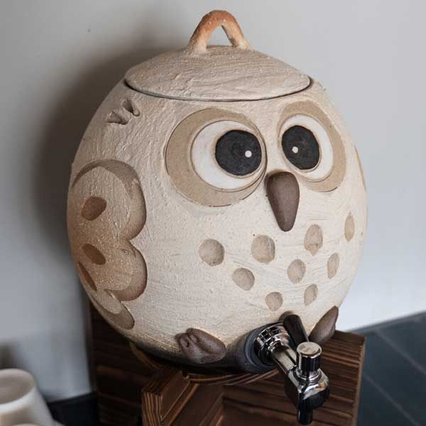 焼酎サーバー まんまるふくろう 3L 信楽焼 陶器 レトロモダン 多孔質 寝かせる まろやか 美味しく 梟 宅飲み 会 パーティー お酒 感 高品質 お店 居酒屋 業務用 呑み屋 ギフト プレゼント かわいい 個性的 WWW_OPDRERGINERDOGAN_COM