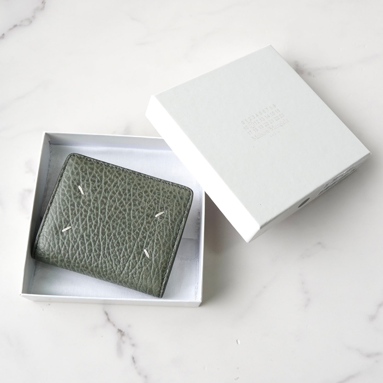 メゾン マルジェラ 四つタグ レザー 二つ折り財布 コンパクトウォレット カーキ き