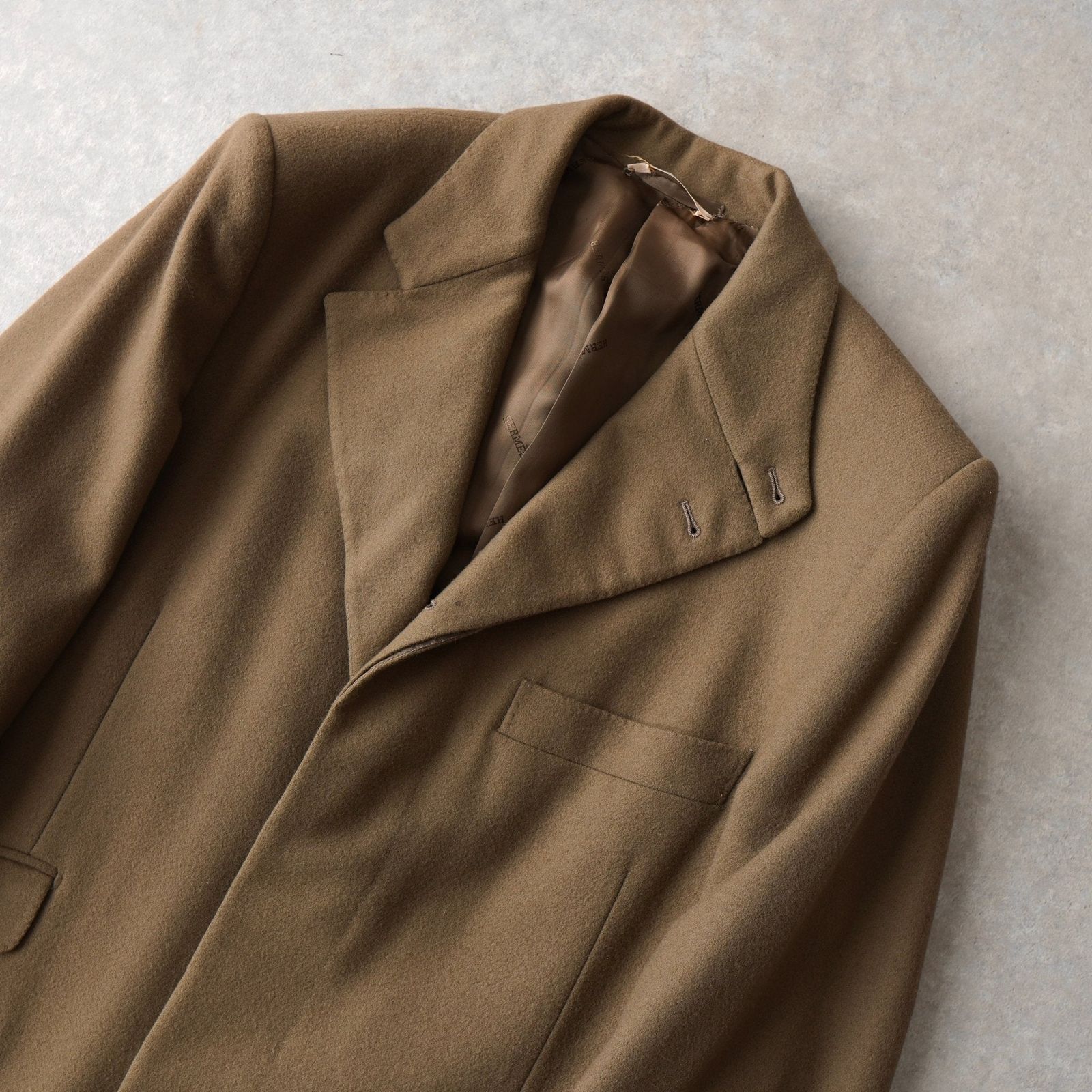 カーキ ブラウン