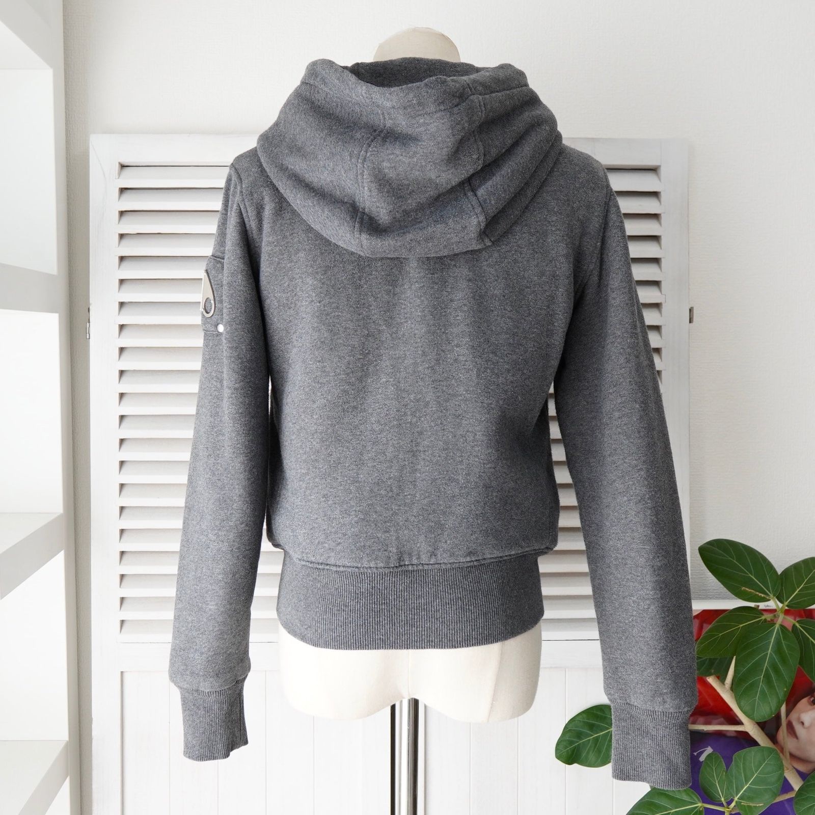 ムースナックルズ チェック柄裏地 ショート丈 中綿 ジップアップ パーカー グレー