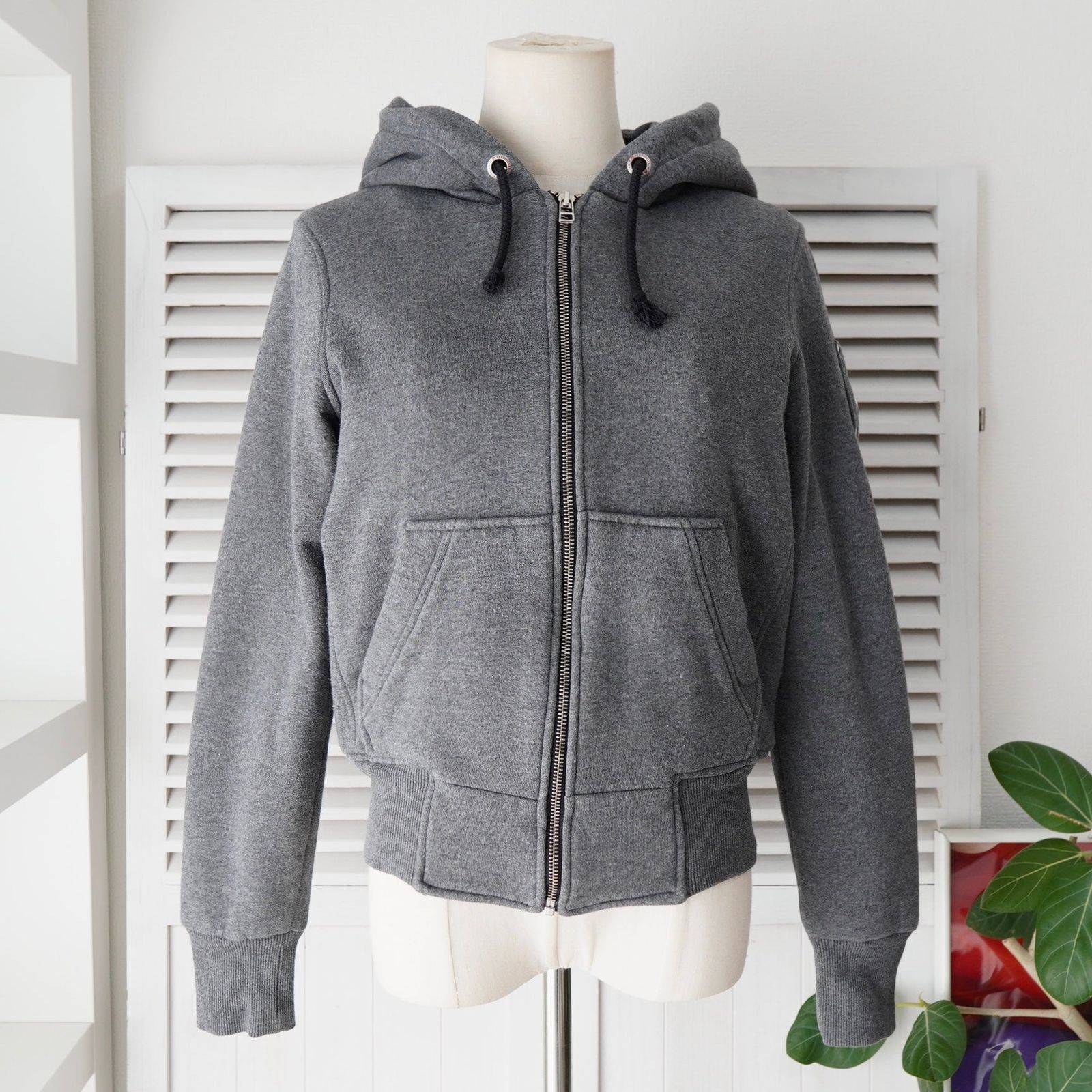 ムースナックルズ チェック柄裏地 ショート丈 中綿 ジップアップ パーカー グレー