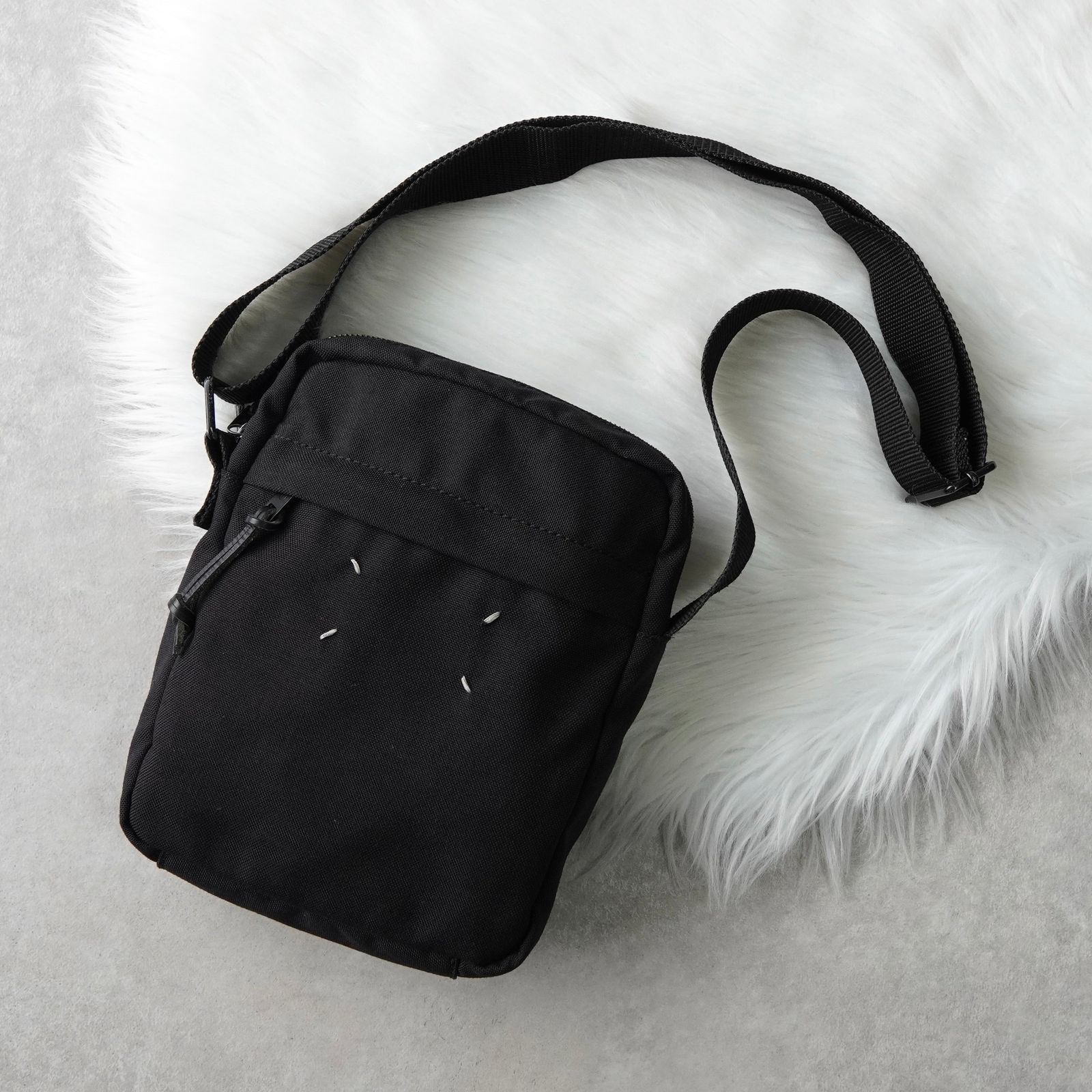 メゾン マルジェラ 4ステッチ 四つタグ ナイロンキャンバス ショルダーバッグ ブラック