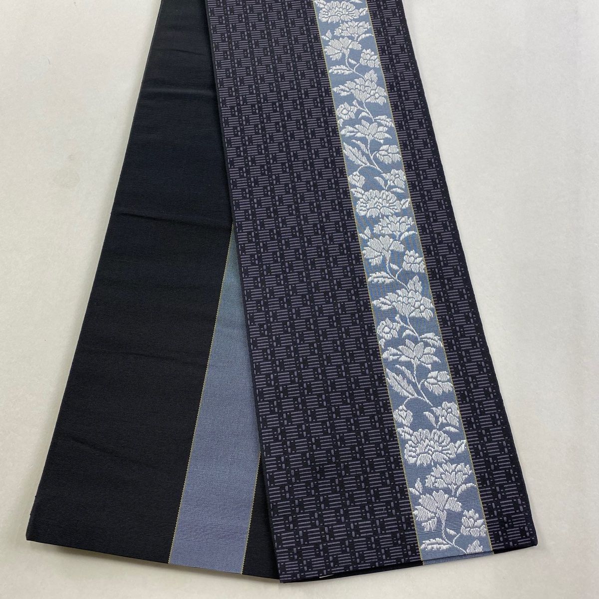 半幅帯 証紙 博多織 草花 縞 黒灰 正絹