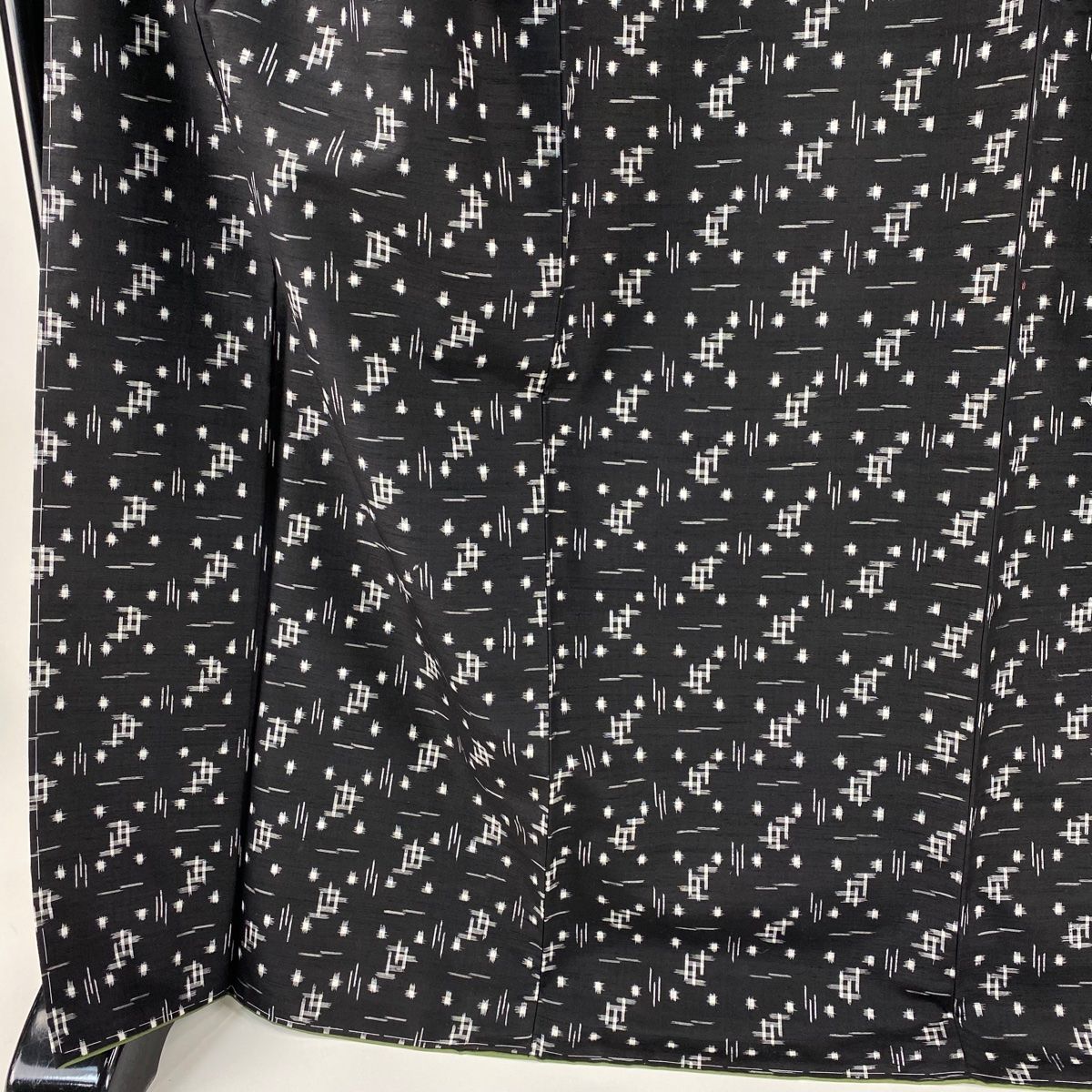 紬 身丈170 cm 裄丈67.5 L 袷 琉球かすり 証紙 幾何学 絣 黒 正絹