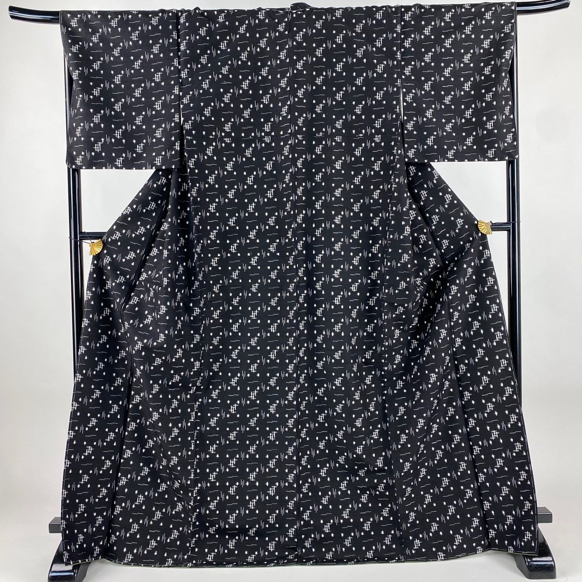 美品】 紬 身丈170cm 裄丈67.5cm L 袷 琉球かすり 証紙 幾何学 絣 黒