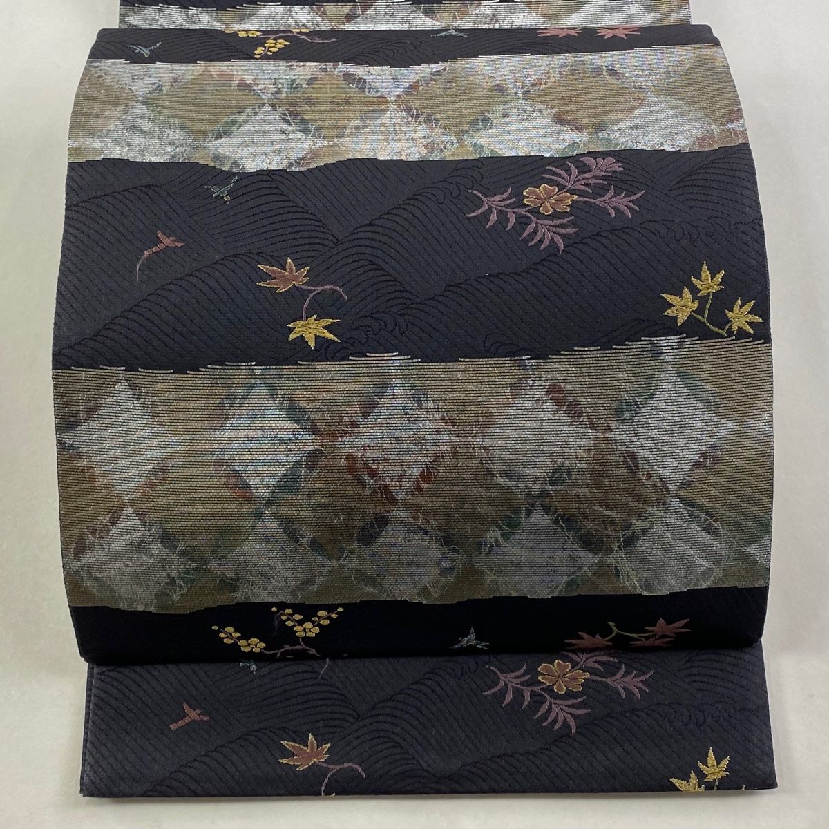 美品】 袋帯 逸品 誉田屋源兵衛 落款 草花 段縞 金糸 箔 黒 六通 正絹