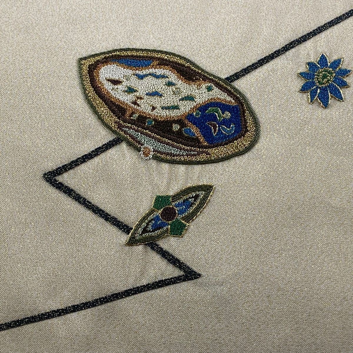 開き名古屋帯 幾何学模様 花 相良刺繍 金糸 ベージュ 正絹