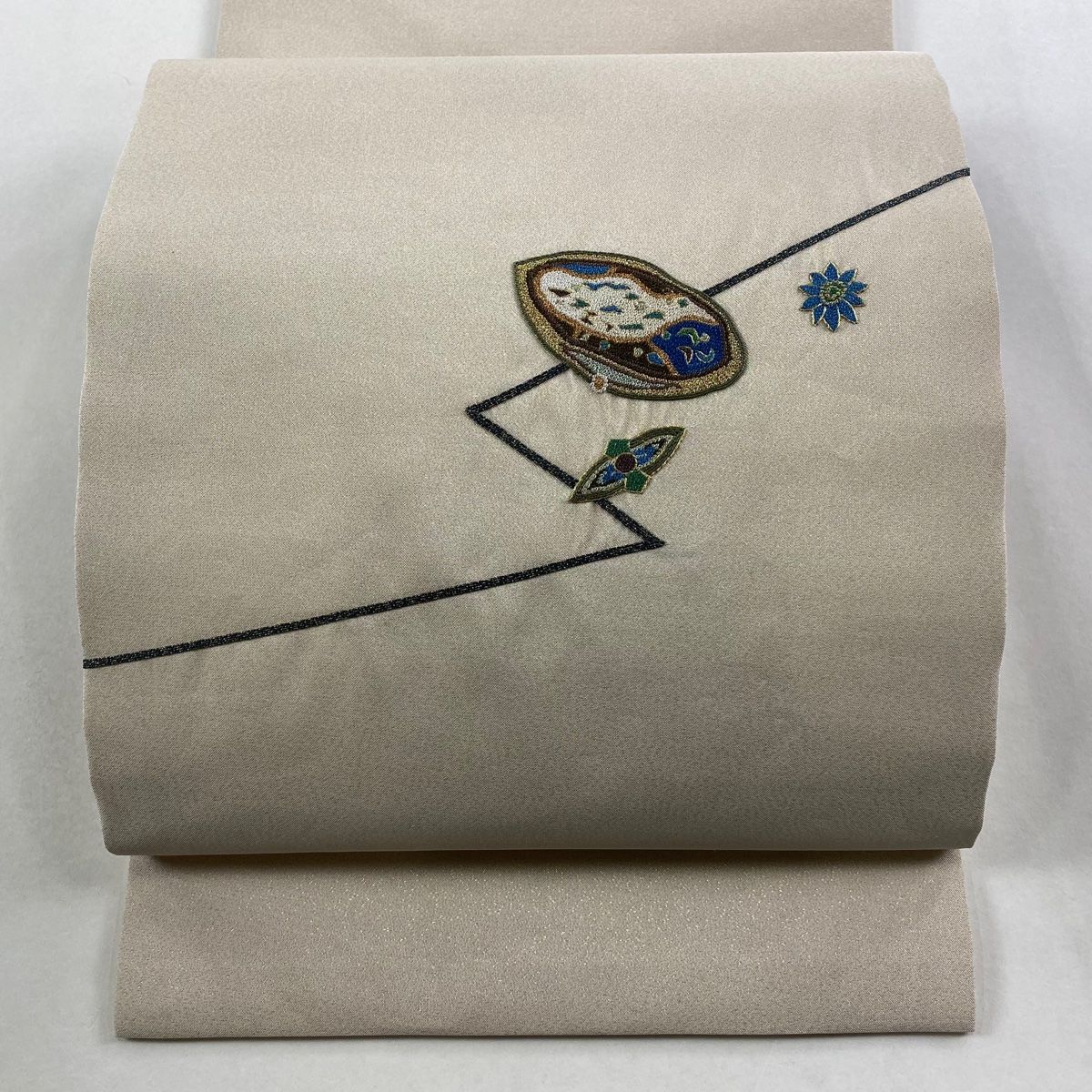 開き名古屋帯 幾何学模様 花 相良刺繍 金糸 ベージュ 正絹