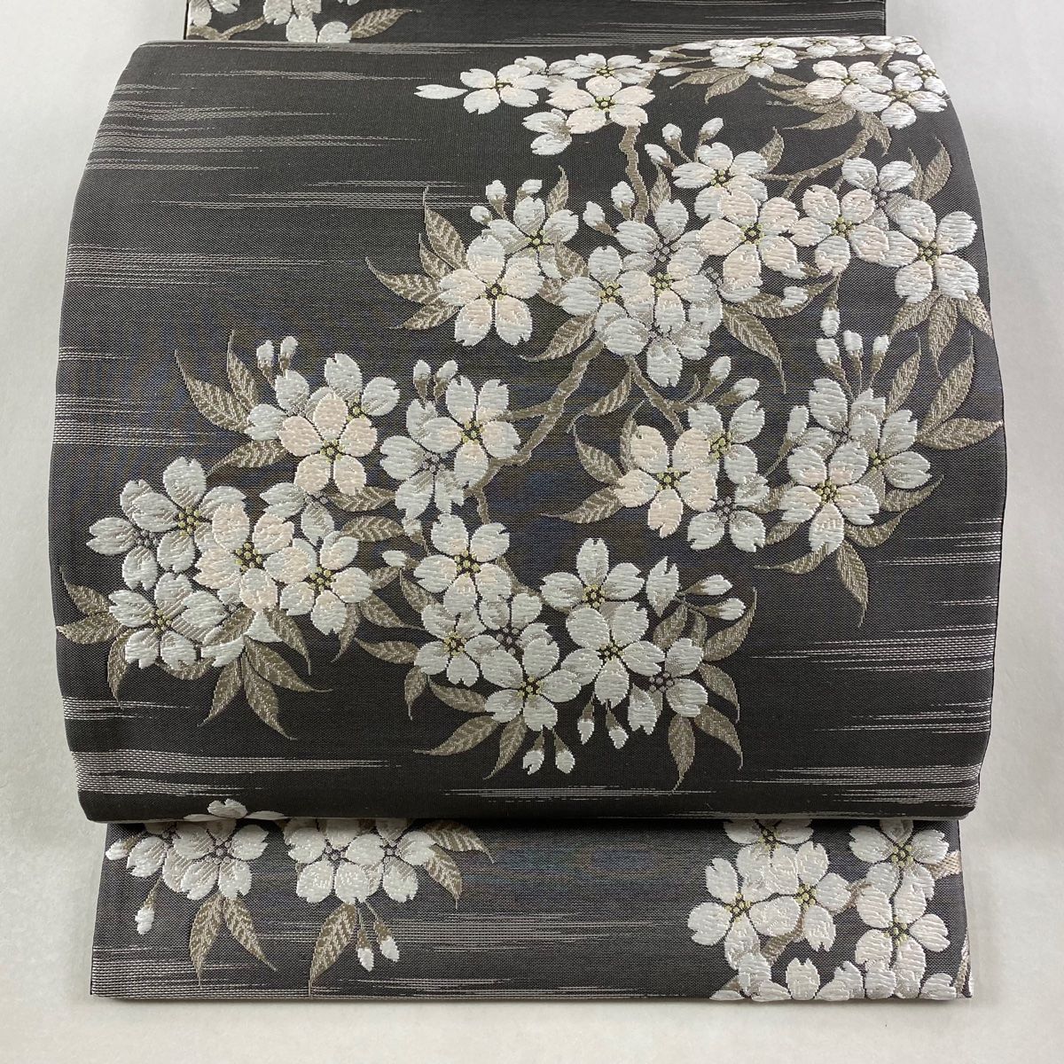 値下げ❗️美品、上品な袋帯 美品】 袋帯 名品 落款 池田重子 桜 霞 刺繍 金糸 黒灰 六通 正絹
