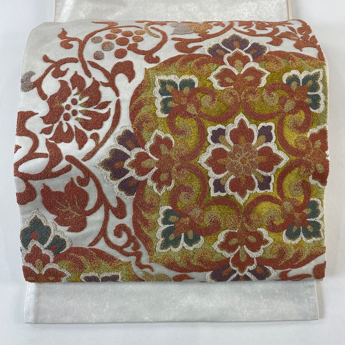 袋帯 華文 花唐草 箔 相良刺繍 灰白 お太鼓柄 正絹