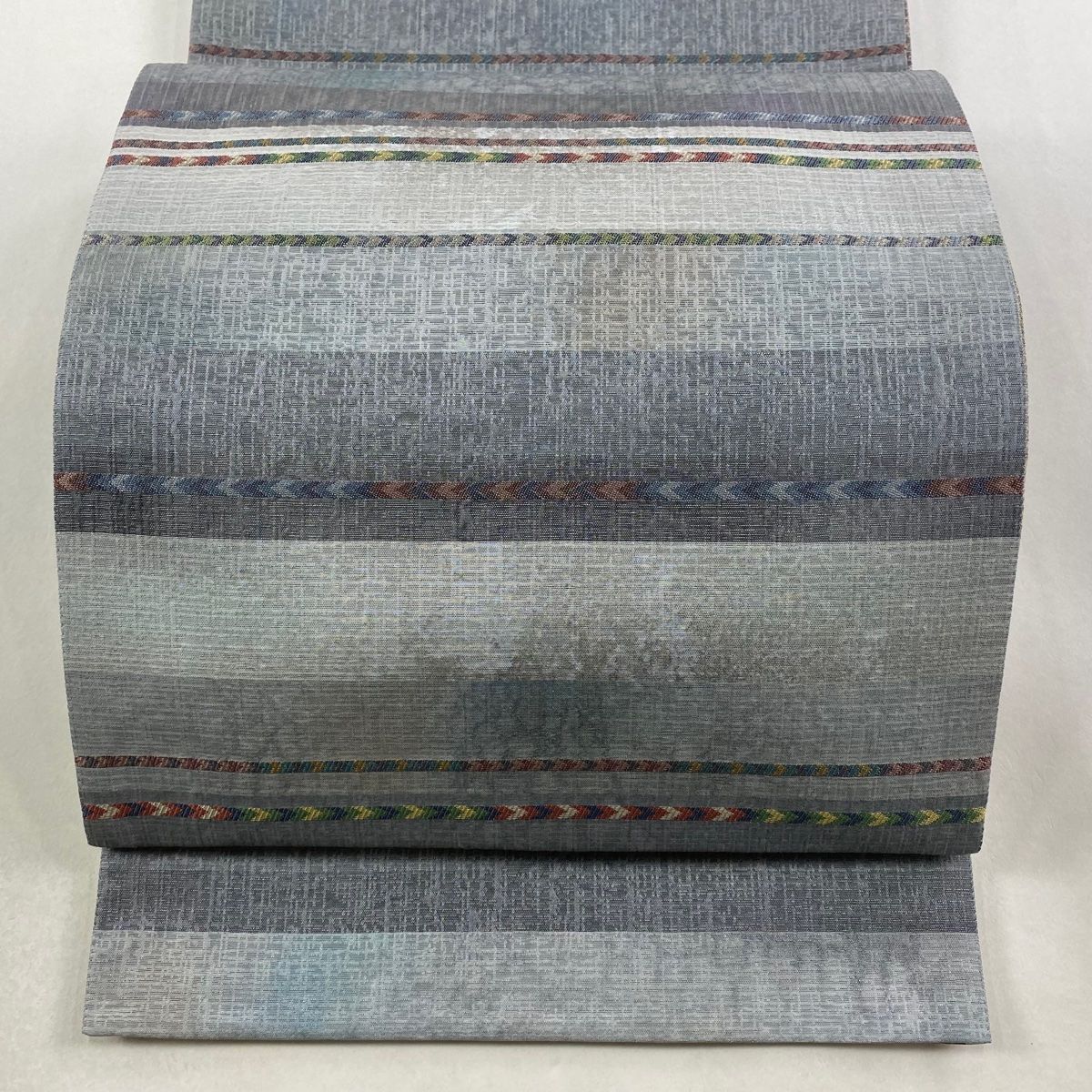 袋帯 渡文 落款 証紙 用美錦 段縞 幾何学模様 箔 灰色 六通 正絹