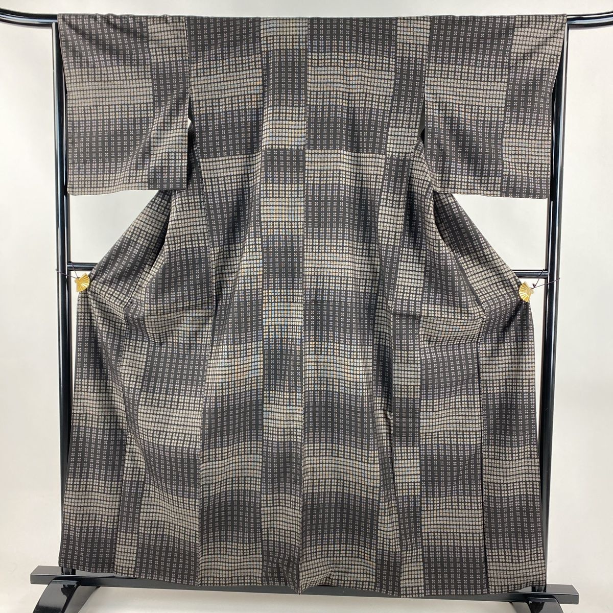 大島紬 身丈157.5 cm 裄丈65 M 袷 純泥染 証紙 花 幾何学模様 墨色 正絹 秀品