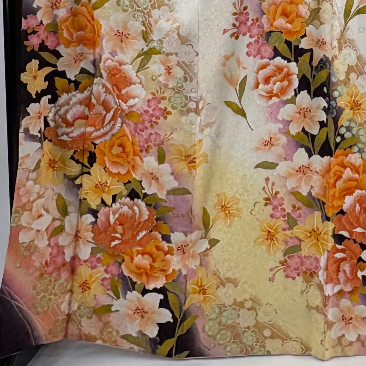 振袖 身丈167 cm 裄丈66.5 M 袷 牡丹 百合 箔 刺繍 クリーム 正絹 秀品