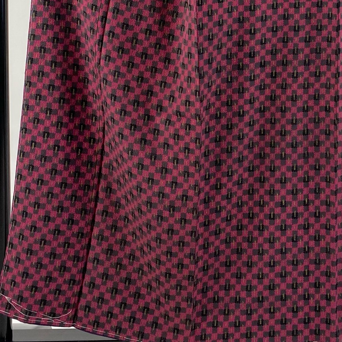 小紋 身丈155 cm 裄丈61 S 袷 幾何学 ちりめん 赤紫 正絹 秀品